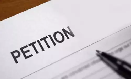 கோத்தகிரியில் ஊருக்குள் சுற்றி திரியும் கரடிகளை கூண்டு வைத்து பிடிக்க வேண்டும் - கலெக்டரிடம் கோரிக்கை மனு