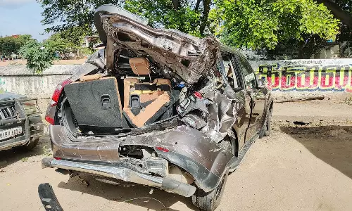 கார் மீது தனியார் பேருந்து மோதி பெண் பலி