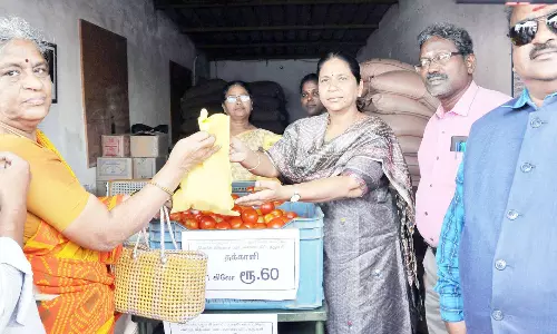 தருமபுரி மாவட்டத்தில் 10 ரேஷன் கடைகளில் தக்காளி கிலோ ரூ.60-க்கு விற்பனை