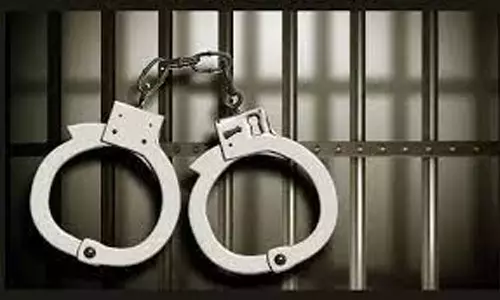 கோவையில் முன்விரோதத்தில் வாலிபரை காரில் கடத்த காத்திருந்த 4 பேர் கும்பல் கைது