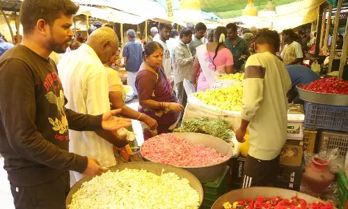 கோவை பூ மார்க்கெட்டில் பூக்கள் விலை உயர்வு