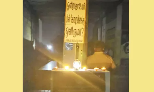 முக்கூடல் பஸ் நிலையத்தில் 3 மாதங்களாக எரியாத உயர்மின்கோபுர விளக்கு-  அரிக்கேன் விளக்கை ஏற்றி பொதுமக்கள் போராட்டம்