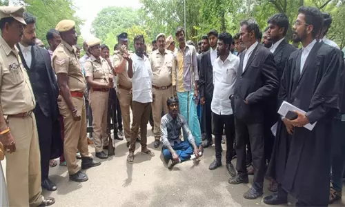 சேலம் கோர்ட்டு வளாகத்தில்  கைதி  திடீர் தர்ணா