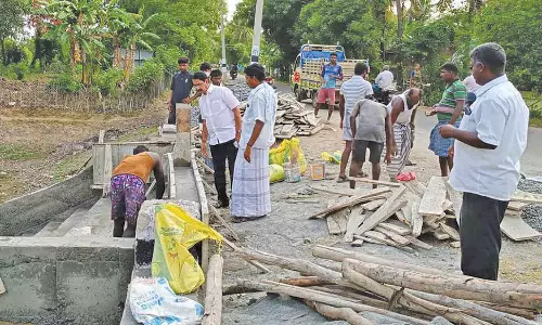 குளத்தில் படித்துறை அமைக்கும் பணி