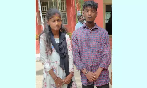 போலீஸ் நிலையத்தில் காதலன் தான் வேண்டுமென கதறி அழுத பொள்ளாச்சி இளம்பெண்- பெற்றோருடன் பாச போராட்டம்