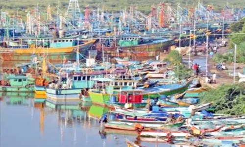 மயிலாடுதுறையில், மீனவர்கள் 2-வது நாளாக வேலை நிறுத்தம்