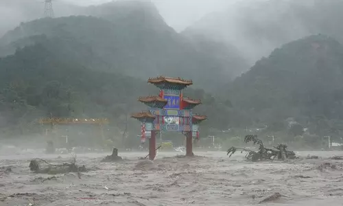 பீஜிங்கில் 140 ஆண்டுகளில் இல்லாத அளவில் மழை - கனமழையில் சிக்கி 20 பேர் பலி