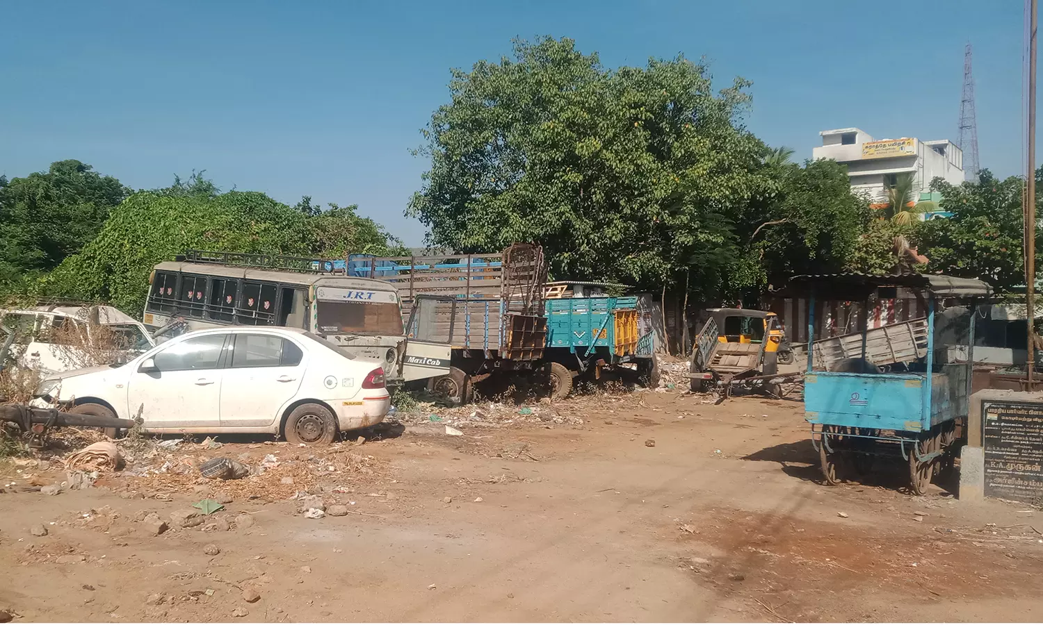 நிலக்கோட்டையில் வாகன நிறுத்தமாக மாறிய குளம்