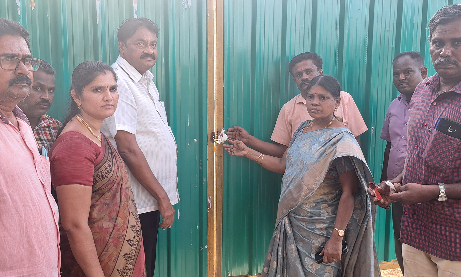 நத்தம் கோவில்பட்டியில் தனியார் பாருக்கு  கலால் துறை அதிகாரிகள் சீல்
