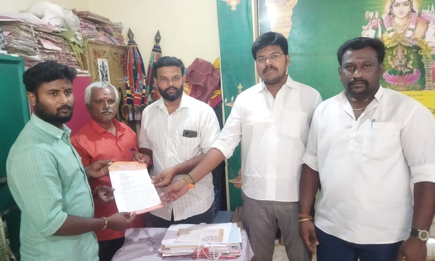 தேனி அருகே புற்றுக்கோவிலை இடித்தவர்கள் மீது நடவடிக்கை எடுக்கக்கோரி மனு