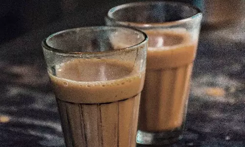 ஒரு டீக்கு ஒரு கிலோ தக்காளி இலவசம்- டீ கடையில் குவிந்த பொதுமக்கள்