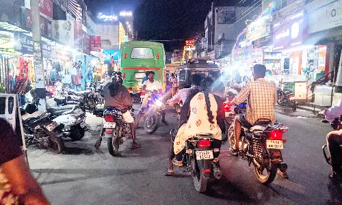 சின்னமனூர்- சீப்பாலக்கோட்டை சாலையில் லாரி, ஆம்னி பஸ்கள்- கடும் போக்குவரத்து நெரிசல்