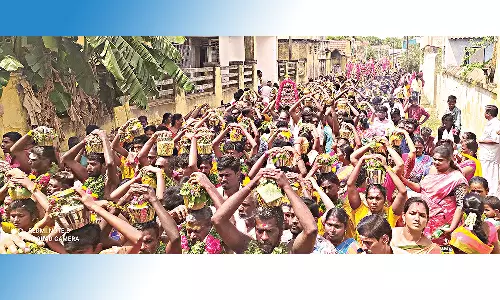 பெண்கள் பால்குடம் எடுத்து நேர்த்திக்கடன்