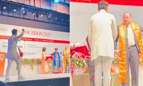 நடனமாடியபடி மேடைக்கு வந்த மாணவனுக்கு பட்டம் வழங்க மறுப்பு