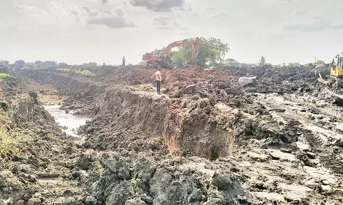 என்.எல்.சி. சுரங்கம்-2 விரிவாக்கம்: வாய்க்கால் வெட்டும் பணி 8-வது நாளாக நீடிப்பு