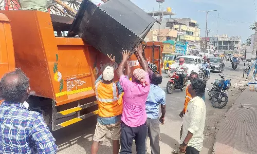 திருவள்ளூரில் நடைபாதை ஆக்கிரமிப்பு கடைகள் அகற்றம்