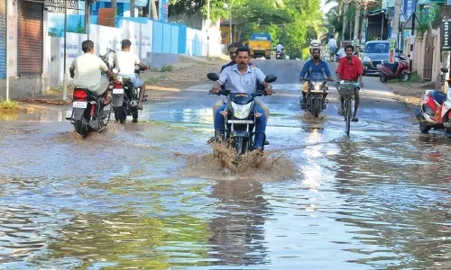 புத்தளம் அருகே குழித்துறை கூட்டு குடிநீர் திட்ட பைப் லைன் உடைந்தது