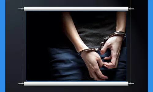 இளம்பெண் குளிப்பதை வீடியோ எடுத்த தாயின் 2-வது கணவர் கைது