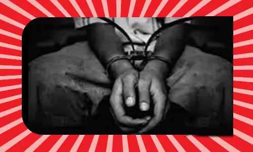 பெண்களை வீட்டிற்கு செல்லவிடாமல் பிடித்து வைத்த தனியார் நிதிநிறுவன ஊழியரை சிறைபிடித்த பொதுமக்கள்