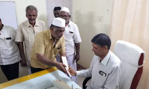 நகராட்சி பெண் தலைவரை மாற்ற கோரி கவுன்சிலர்கள் புகார் மனு