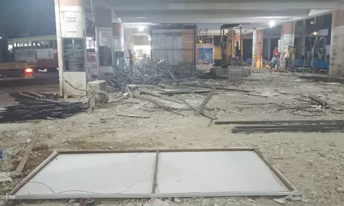 வடசேரி பஸ் நிலையத்தில் பிளாட்பாரத்தில் இருந்த பயணிகளின் ஓய்வு அறை இடித்து அகற்றம்