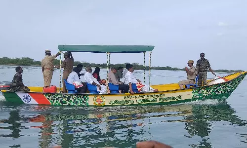 வனத்துறையினர் அனுமதி மறுப்பால் பணி நிறுத்தம்- பழவேற்காடு முகத்துவார பகுதியில் படகில் சென்று அமைச்சர் ஆய்வு