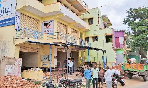 சாலையை ஆக்கிரமித்து கட்டப்பட்ட அடுக்குமாடி கட்டிடம்- 300 ஜாக்கிகள் மூலம் நகர்த்தும் பணிகளில் ஈடுபட்டுள்ள தொழிலாளர்கள்