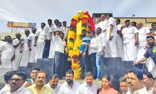 ஆலங்குளம் காமராஜர் சிலைக்கு சபாநாயகர் அப்பாவு  மாலை அணிவித்து மரியாதை