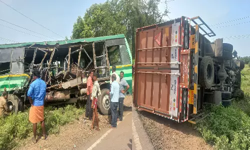 அரசு பஸ் மீது லாரி மோதி 7 பேர் படுகாயம்