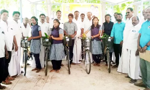 அரசு பள்ளி மாணவர்கள் 585 பேருக்கு இலவச சைக்கிள்