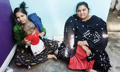 ஓடும் பஸ்சில் பயணியிடம் பணம் திருடிய 2 பெண்கள் சிக்கினர்