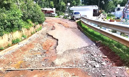 குண்டும் குழியுமாக காட்சியளிக்கும் அருவங்காடு-ஜெகதளா சாலை