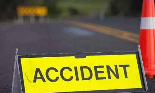 கோத்தகிரியில் நடைபாதையில் நிற்கும் வாகனங்களால் விபத்து ஏற்படும் அபாயம்