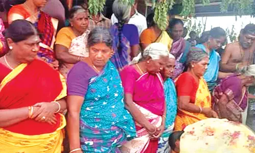 மக்கள் நல்வாழ்வு பெற கைம்பெண்களுக்கு பாத பூஜை செய்த சுமங்கலி பெண்கள்