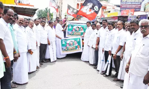 அ.தி.மு.க கட்சி நிர்வாகிகள் பிரசாரம்