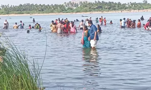 ஆடி 18 பண்டிகையை முன்னிட்டு பரமத்திவேலூர் காவிரி ஆற்றில் குவிந்த பொதுமக்கள்