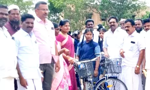 பொ.துறிஞ்சிப்பட்டியில் மாணவ, மாணவிகளுக்கு இலவச சைக்கிள்கள்