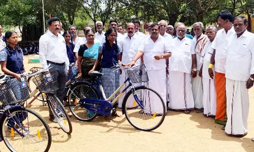மாணவிகளுக்கு இலவச சைக்கிள் வழங்கும் விழா