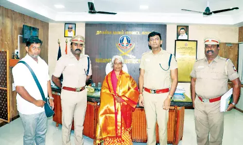 சென்னையில் மாயமான மூதாட்டி புனேவில் மீட்பு- நாகை போலீசாருக்கு, போலீஸ் சூப்பிரண்டு பாராட்டு