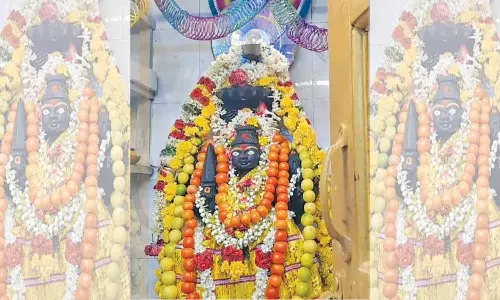 தக்காளி விலை குறைய வேண்டி அம்மனுக்கு 508 தக்காளி மாலை