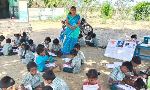 பள்ளியில் வண்ண புத்தக தினம்