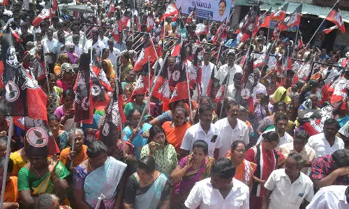 ஓ.பன்னீர்செல்வத்தை கண்டித்து புதுவை அ.தி.மு.க.  ஆர்ப்பாட்டம்