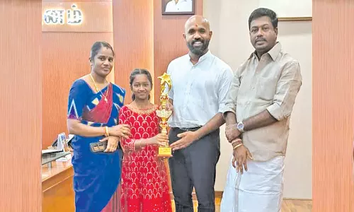 அபாகஸ் போட்டியில் சாதனை படைத்த மாணவிக்கு கலெக்டர் பாராட்டு