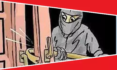 பல்லடம் அருகே வீட்டின் பூட்டை உடைத்து நகை திருட்டு