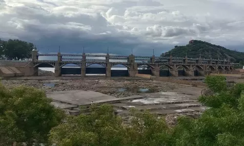 மேட்டூர் அணை 16 கண் பாலம் தண்ணீர் இல்லாமல் வறண்டது