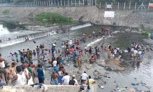 ஆடிப்பெருக்கு விழா- மேட்டூர் காவிரி ஆற்றில்  பக்தர்கள்  புனித நீராடினர்
