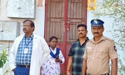 திருமங்கலம், தோப்பூர் பகுதிகளில் அனுமதி இன்றி செயல்பட்டு வந்த  ஆஸ்பத்திரி, மருந்து கடைக்கு பூட்டு