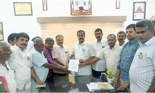 பல்லடத்தில் டாஸ்மாக் கடையை அகற்ற கோரி எம்.எல்.ஏ-விடம் பொதுமக்கள் கோரிக்கை