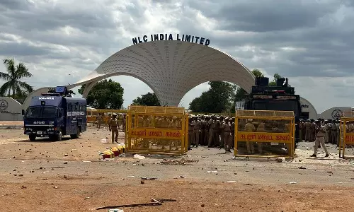 நீதிமன்ற உத்தரவின்படி விவசாயிகளுக்கான காசோலையை ஒப்படைத்தது என்எல்சி நிறுவனம்