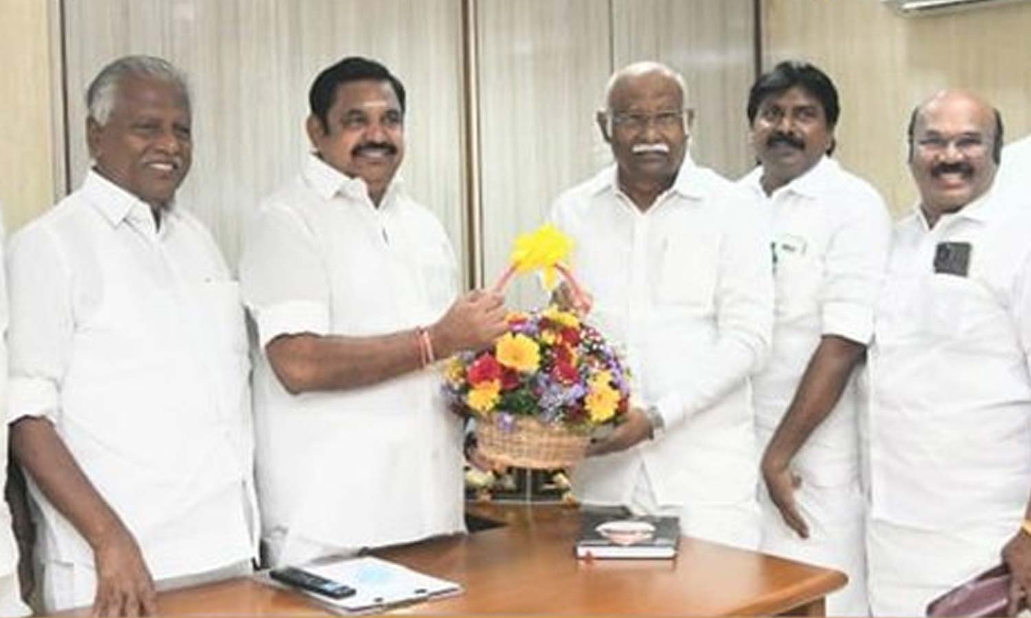 கட்சியில் இருந்து நீக்கப்பட்ட முன்னாள் அமைச்சர் அன்வர் ராஜா மீண்டும் அ.தி.மு.க.வில் இணைந்தார்